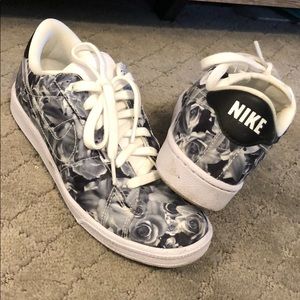 Black and white rose print Nike’s